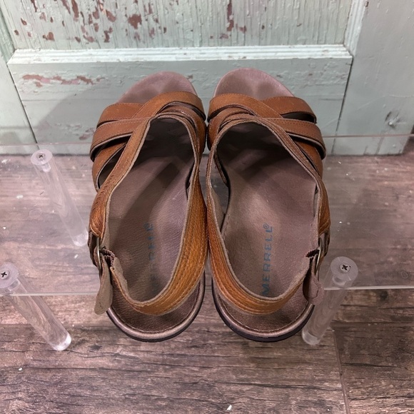 Women’s Merrell “Bassoon” brown/tan leather sandals with a cross strap design - Picture 4 of 6